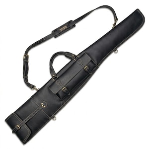Pode incluir: Estojo de rifle de couro preto com alça de ombro e alça. O estojo possui dois bolsos pequenos com fechos de fivela e um compartimento maior. A costura é de uma cor mais clara e o hardware é de cor latão.