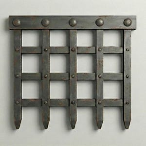 Può includere: Un cancello decorativo in metallo grigio usurato con un design a griglia rettangolare. Il cancello presenta barre verticali e orizzontali unite da rivetti. La barra superiore ha grandi rivetti arrotondati. La parte inferiore delle barre verticali è appuntita.