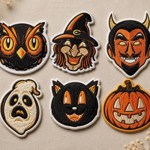 Puede incluir: Un conjunto de seis parches bordados con diseños de Halloween: un búho negro y naranja, una bruja con sombrero puntiagudo, un diablo con cuernos, un fantasma blanco, un gato negro y una calabaza naranja, todos con bordes blancos.