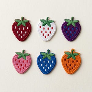 Op de afbeelding: Een set van drie keramische mokken met een gespikkelde, matte afwerking. De mokken zijn in crème, lichtgrijs en donkergrijstinten. Elke mok heeft een eenvoudig, minimalistisch ontwerp en een afgeronde handgreep.