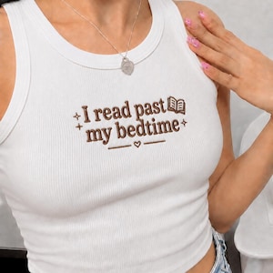 Camiseta sin mangas bordada "Leo hasta tarde", camiseta corta acanalada para amantes de los libros, camiseta con estética literaria, regalo para ratona de biblioteca.