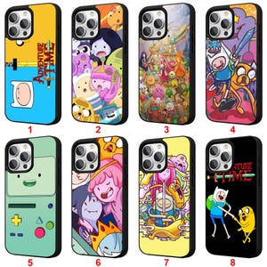 以下が含まれることがあります： アドベンチャー・タイムのキャラクターやテーマが描かれた8種類のスマートフォンケース。フィン、ジェイク、プリンセス・バブルガム、BMOなどがカラフルなイラストでデザインされています。各ケースには黒い縁取りとカメラレンズ用の切り抜きがあります。