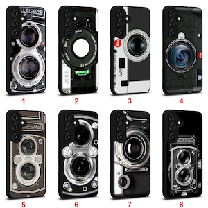 Puede incluir: Una colección de ocho fundas negras para teléfonos con diseños de cámaras vintage. Cada funda muestra un modelo de cámara diferente, con ilustraciones detalladas de la lente y el cuerpo. Las fundas están diseñadas para adaptarse a un teléfono inteligente, ofreciendo protección y una estética retro.