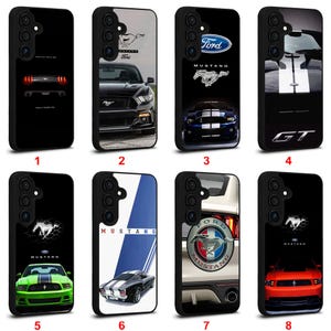 Puede incluir: Una colección de ocho fundas negras para teléfonos con diseños de coches Ford Mustang. Cada funda muestra un modelo o elemento de diseño Mustang diferente, incluyendo el logotipo de Mustang, siluetas de coches y el emblema GT.