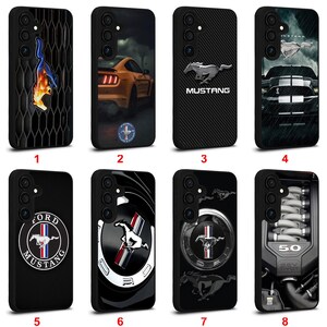 Op de afbeelding: Een verzameling van acht zwarte telefoonhoesjes met verschillende ontwerpen gerelateerd aan de Ford Mustang. De ontwerpen omvatten het Mustang-logo, auto-afbeeldingen en de tekst "Mustang".
