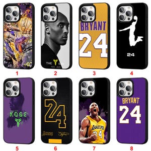 以下が含まれることがあります： バスケットボール選手の画像が特徴の8つの携帯電話ケース。デザインには、アクションショット、ジャージ番号、ポートレートが含まれます。色は紫、金、黒、白です。一部のケースには「Bryant」という名前と番号「24」が表示されています。
