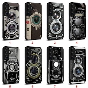 Puede incluir: Ocho fundas negras para teléfono con diseños de cámaras antiguas. Cada funda muestra un modelo diferente, con representaciones detalladas de lentes, diales y texturas. Numeradas del 1 al 8.