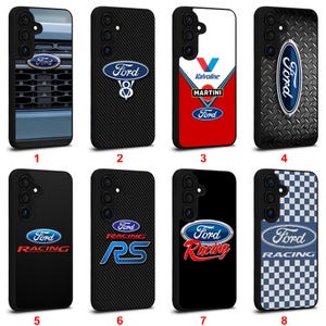 Può includere: Collezione di otto custodie per telefono con il logo Ford e design da corsa. Le custodie presentano vari stili, tra cui un design a griglia, un emblema V8, strisce da corsa e motivi a scacchi. Ogni custodia è progettata per uno smartphone.