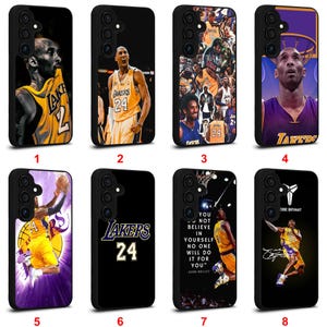 Op de afbeelding: Zwarte telefoonhoesjes met afbeeldingen van basketballer Kobe Bryant. Ontwerpen omvatten actiebeelden, het Lakers-logo, rugnummers en motiverende citaten. De hoesjes tonen kleuren als paars, goud en zwart.