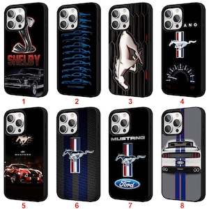 Puede incluir: Colección de fundas para teléfonos negras con diseños relacionados con automóviles. Los diseños incluyen un logotipo de Shelby con un automóvil, siluetas de automóviles, un mustang plateado, un velocímetro, un logotipo de mustang, un automóvil rojo, una franja azul y roja y un Ford Mustang.