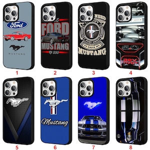 Puede incluir: Colección de ocho fundas para teléfono con diseños de Ford Mustang. Las fundas muestran varios gráficos, incluyendo el logotipo de Ford, ilustraciones de coches Mustang y texto como "Mustang" y "I just need to drive my Mustang". Las fundas son en negro, azul y gris.