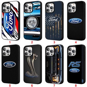Puede incluir: Colección de ocho fundas para teléfono con la marca Ford y diseños relacionados con automóviles. Las fundas incluyen el logotipo de Ford, un faro de coche, un diseño de bandera estadounidense, una textura de fibra de carbono, un emblema de Cobra y el logotipo RS.