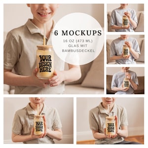 Könnte beinhalten: Ein Mockup mit einem Glas mit Bambusdeckel und Strohhalm, gehalten von einer Person. Auf dem Glas steht der Text "YOUR DESIGN HERE". Das Bild enthält auch den Text "6 MOCKUPS" und "16 OZ (473 ML) GLAS MIT BAMBUSDECKEL".