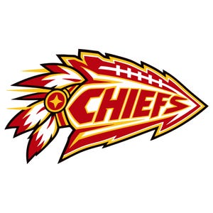 Puede incluir: Un logotipo gráfico que presenta la palabra CHIEFS en letras rojas en negrita con contornos amarillos y blancos. El diseño tiene forma de punta de flecha con un balón de fútbol americano estilizado en la parte superior y un tocado con plumas.