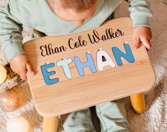 青色のカスタム名入れステップスツール（子供用）、モンテッソーリ式学習スツール（パズル文字付き）、名入れ木製スツール、幼児用補助具、保育園ギフト