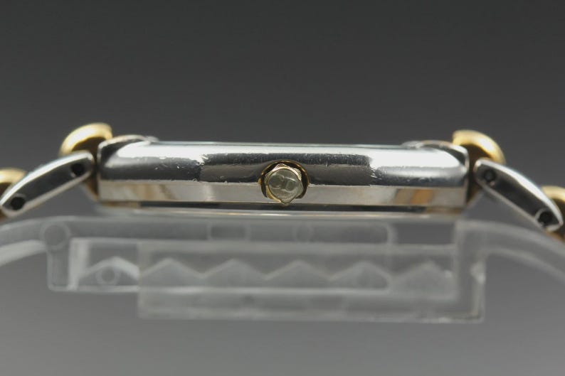 Nahezu neuwertige Vintage Christian Dior D45-204 24mm Damenuhr mit Datumsanzeige und goldenem Zifferblatt, hergestellt in Japan Bild 6