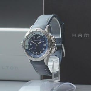 Puede incluir: Un juego de tres tazas de cerámica con un acabado mate moteado. Las tazas son en tonos crema, gris claro y gris oscuro. Cada taza tiene un diseño simple y minimalista, ideal para café o té.