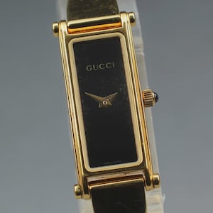 Gucci 1500L armbandsklocka | Klassisk svart- och gulddesign | Smal rektangulär lyxklocka | Perfekt present till henne | Skickas från Japan
