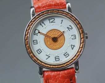 Orologio da donna vintage HERMES Serie 24mm con quadrante bianco e datario, movimento al quarzo, in condizioni quasi perfette, prodotto in Giappone.