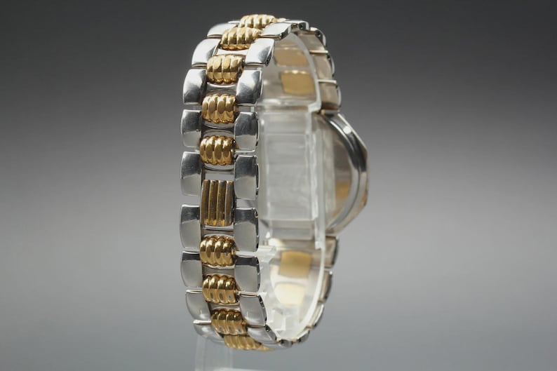 Nahezu neuwertige Vintage Christian Dior D45-204 24mm Damenuhr mit Datumsanzeige und goldenem Zifferblatt, hergestellt in Japan Bild 5