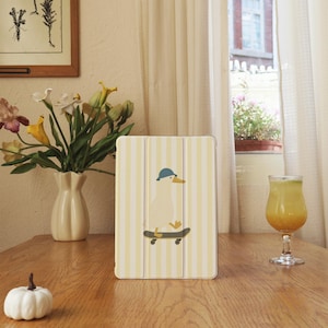 Custodia per iPad Duck Stripes con slot per matita per iPad Air7 A16 2025, Pro2024/2022, custodia per iPad 10/9/8/7, custodia per iPad Mini 5/6/7, regalo da 13"11"12,9"