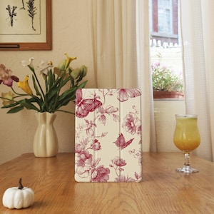 Retro iPad-hoes met vlinder- en bloemenmotief en vakje voor Apple Pencil, geschikt voor iPad Air7, A16, 2025, Pro 2024/2022, iPad 10/9/8/7, iPad Mini 5/6/7, 13", 11" en 12,9" (cadeau-idee).