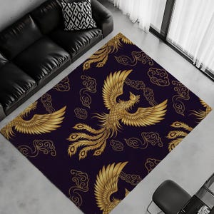 Puede incluir: Una alfombra rectangular con un fondo morado oscuro y un diseño de fénix dorado. El fénix tiene las alas extendidas y una cola larga y fluida. La alfombra también presenta patrones dorados en forma de nube.