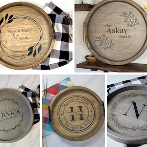 Puede incluir: Conjunto de cinco bandejas de madera con dise&ntilde;os grabados en negro. Las bandejas presentan diferentes nombres y fechas, incluyendo "Kurt & Carly Strom", "la familia Askay", "Afinn & Sue PIERNICK Est. noviembre 2010", "Shannon & Chris HOLLIS Est. abril 24, 2021", y "N".
