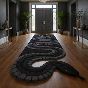 Può includere: Un tappeto nero e grigio a forma di serpente con un design strutturato, posto su un pavimento in legno in un corridoio. Il tappeto presenta il testo "CLASSICRUGSIN". La stanza ha pareti grigio scuro, piante in vaso e un lampadario.