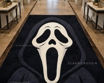 Puede incluir: Una alfombra en blanco y negro con temática de Scream, con la icónica máscara de Ghostface. La alfombra tiene un fondo azul oscuro con el texto "CLASSICRUGSIN" repetido. Ideal para los fanáticos de las películas de terror.