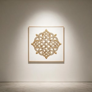 Könnte beinhalten: Ein quadratisches gerahmtes Wandkunstwerk mit einem zentralen, komplexen Knotendesign in Goldfarbe. Das Muster besteht aus ineinander verschlungenen, seilartigen Strängen, die eine symmetrische geometrische Form mit kleinen blattartigen Akzenten bilden.