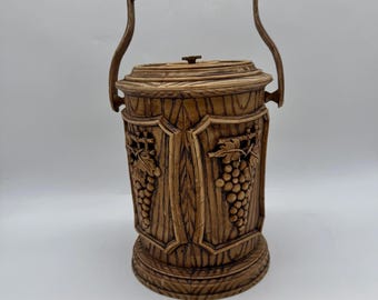 Cubitera vintage de imitación madera con diseño de uvas, fabricada en Hong Kong. Artículos de bar aislantes.