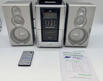 Sistema estéreo Curtis RCD725C vintage de 2004 con reproductor de CD y casete, radio, altavoces y control remoto.