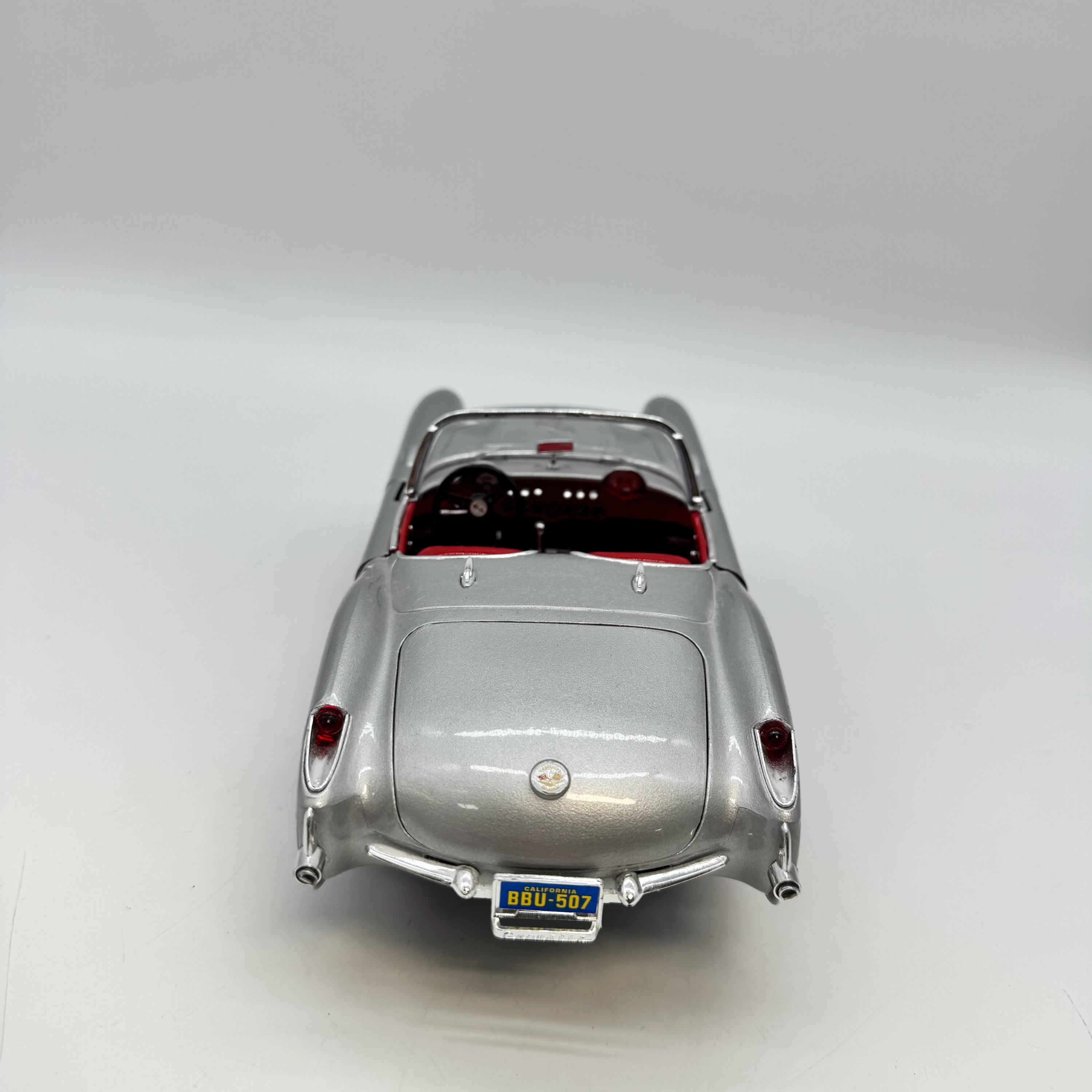 1957 Chevrolet Corvette C1 1:18 Diecast Model Bburago Silver Red