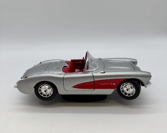 1957 Chevrolet Corvette C1 1:18 Diecast Model Bburago Silver Red