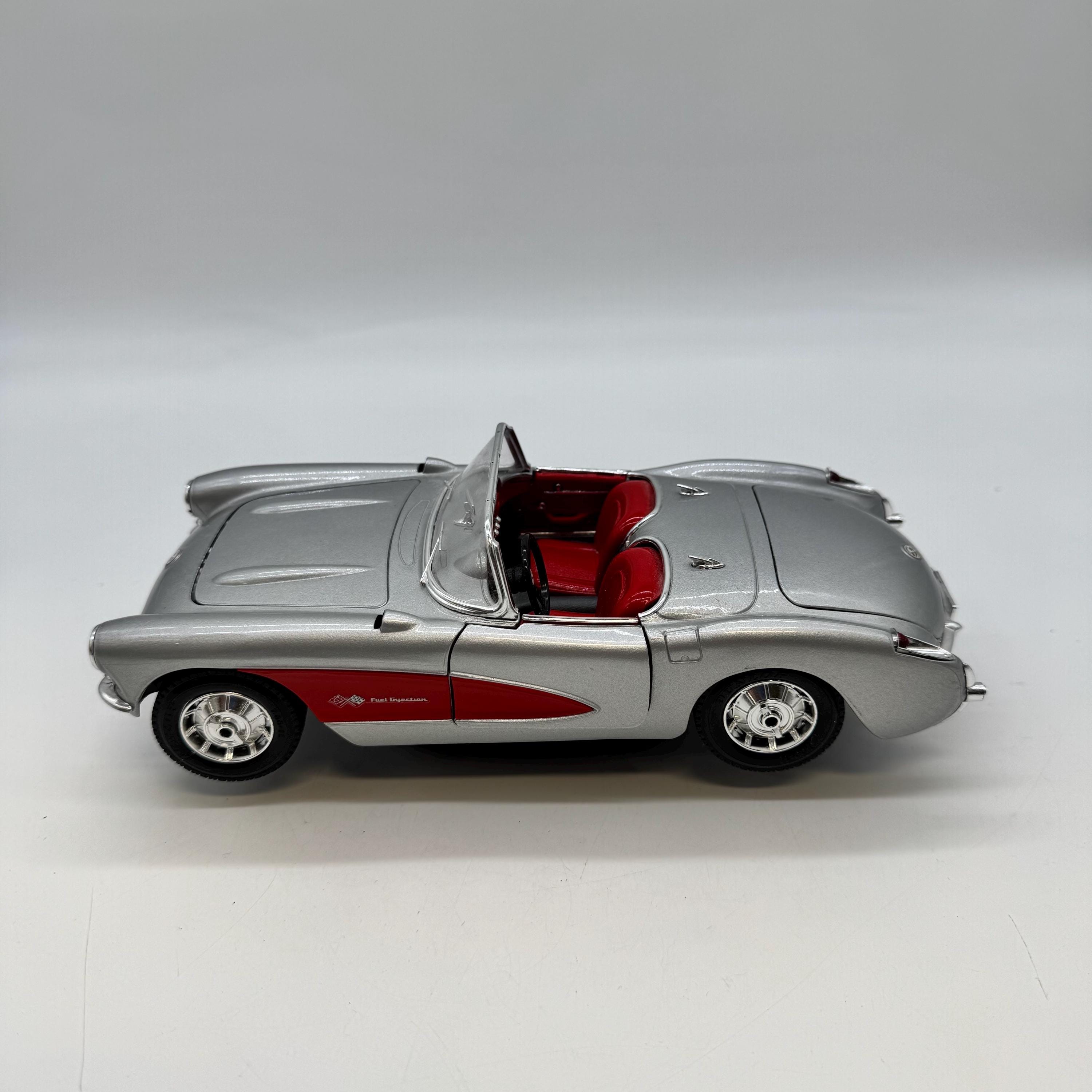 1957 Chevrolet Corvette C1 1:18 Diecast Model Bburago Silver Red