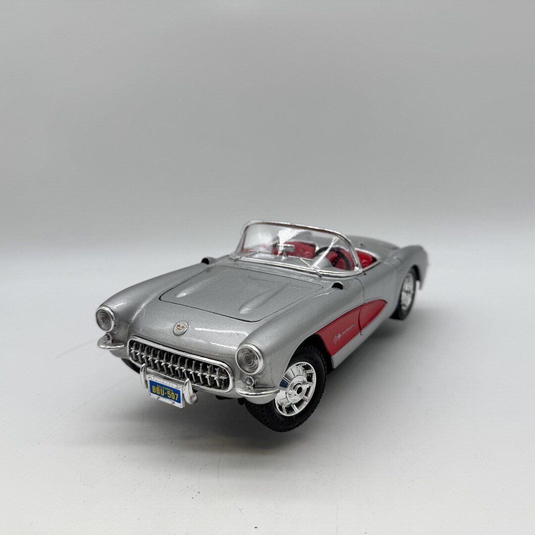1957 Chevrolet Corvette C1 1:18 Diecast Model Bburago Silver Red