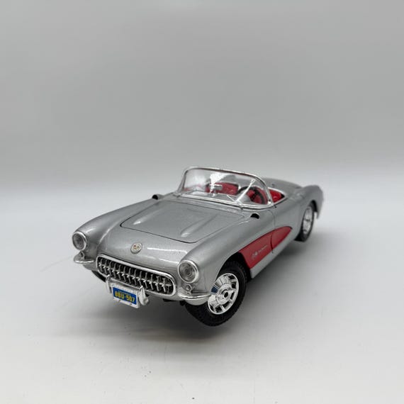 1957 Chevrolet Corvette C1 1:18 Diecast Model Bburago Silver Red