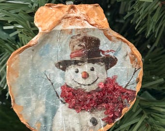 Simpático muñeco de nieve con bufanda de cristal rojo, adorno navideño decoupage.