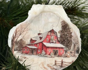 Escena invernal con granero rojo y adorno navideño decoupage de vidrio color champán.