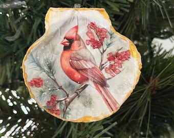 Adorno navideño de cristal rojo con forma de cardenal en forma de concha en un árbol con decoupage