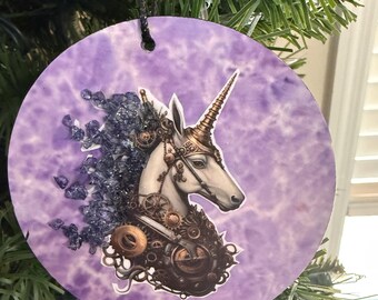 Adorno navideño de unicornio. Melena de cristal negra con fondo morado.