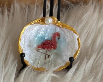 Plato de concha de ostra con flamencos en decoupage. Adorno navideño.