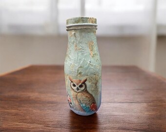 Salero y pimentero con diseño de búho estilo rústico francés con adornos de cristal en tonos verde azulado y rosa, decorado con decoupage.