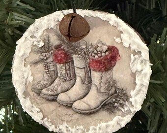 Botas navideñas con pelo rojo. Adorno navideño rústico de madera con campana oxidada y bordes escarchados.