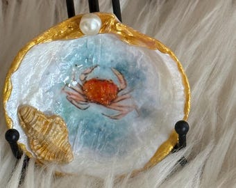 Plato de concha de ostra con forma de cangrejo, decorado con decoupage. Adorno navideño.