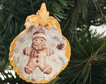 Adorno navideño decoupage con forma de hombre de jengibre en forma de concha