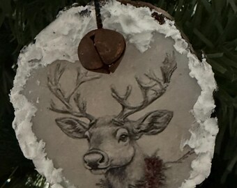 Reno con bufanda roja. Adorno navideño rústico de madera con campana oxidada y bordes esmerilados.