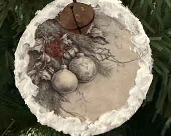 Bolas navideñas rojas colgando de un árbol. Adorno navideño de madera rústica con campana oxidada y bordes esmerilados.