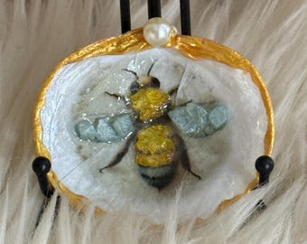 Plato de concha de ostra con forma de abeja para decoupage. Adorno navideño.